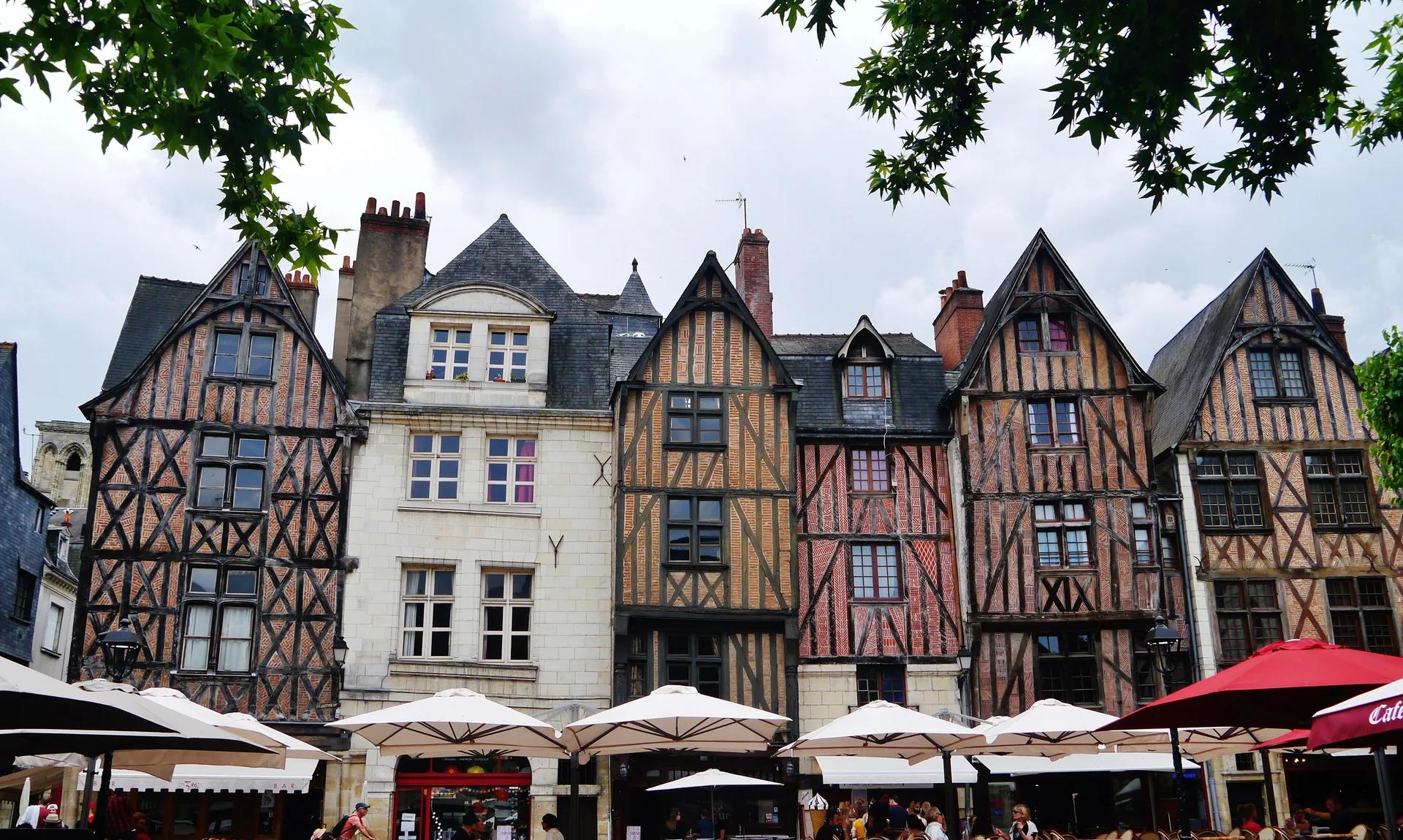 La place Plumereau à Tours, ses maisons à pans de bois et ses terrasses.