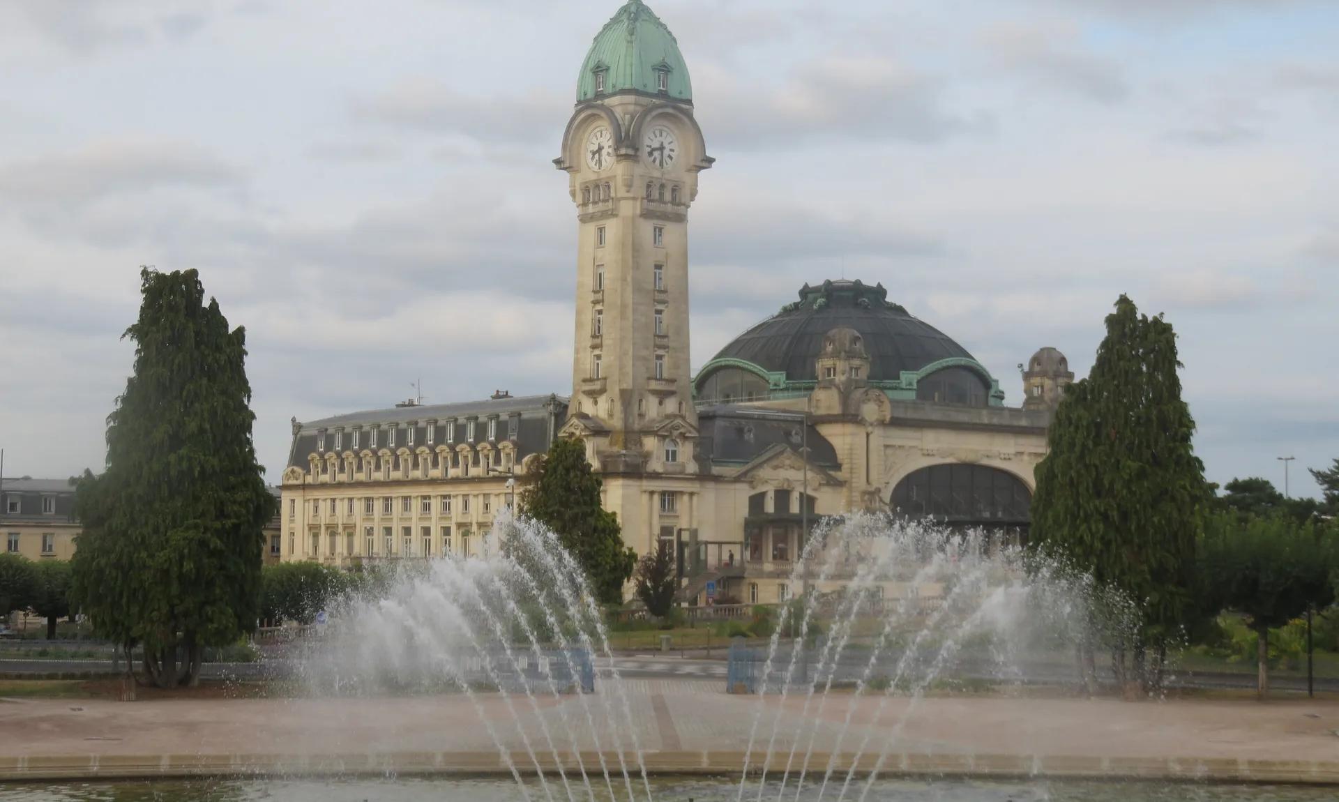La gare des Bénédictins de Limoges, son campanile et son dôme vert, derrière la fontaine du parvis.