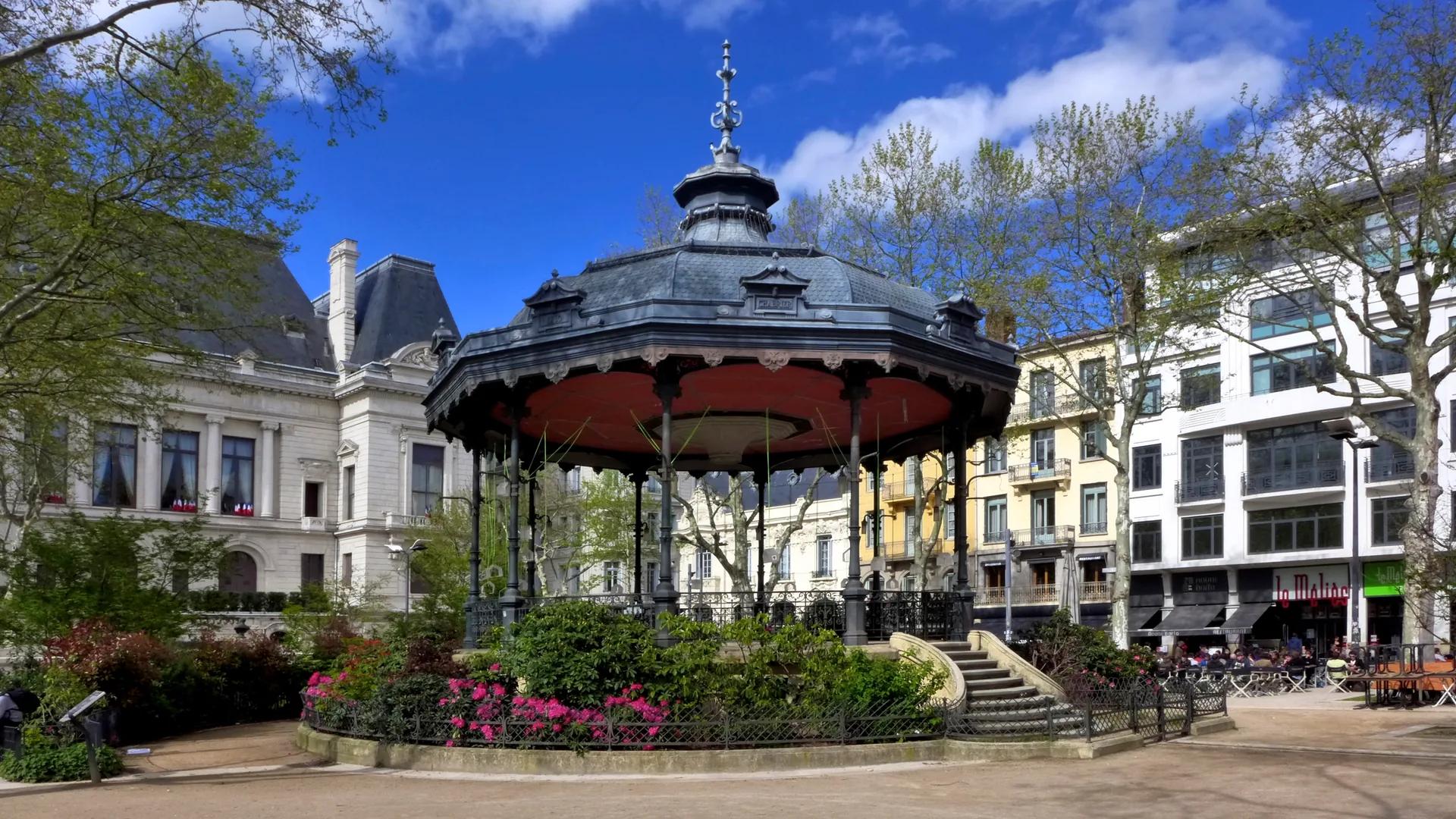 Le kiosque à musique de la place Jean-Jaurès à Saint-Étienne, entouré de ses façades.