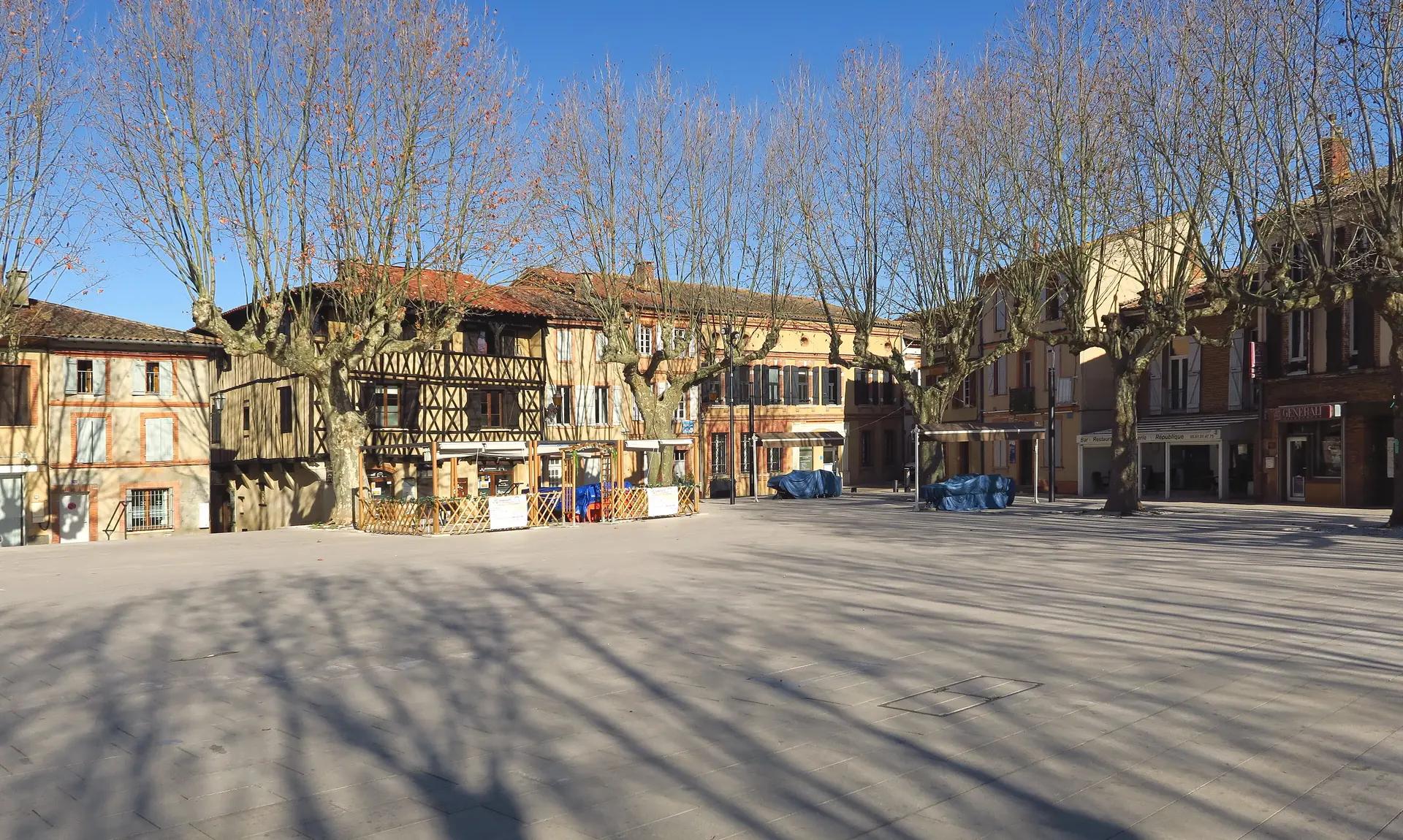 La place de la République à Muret, ses platanes et ses façades de brique.