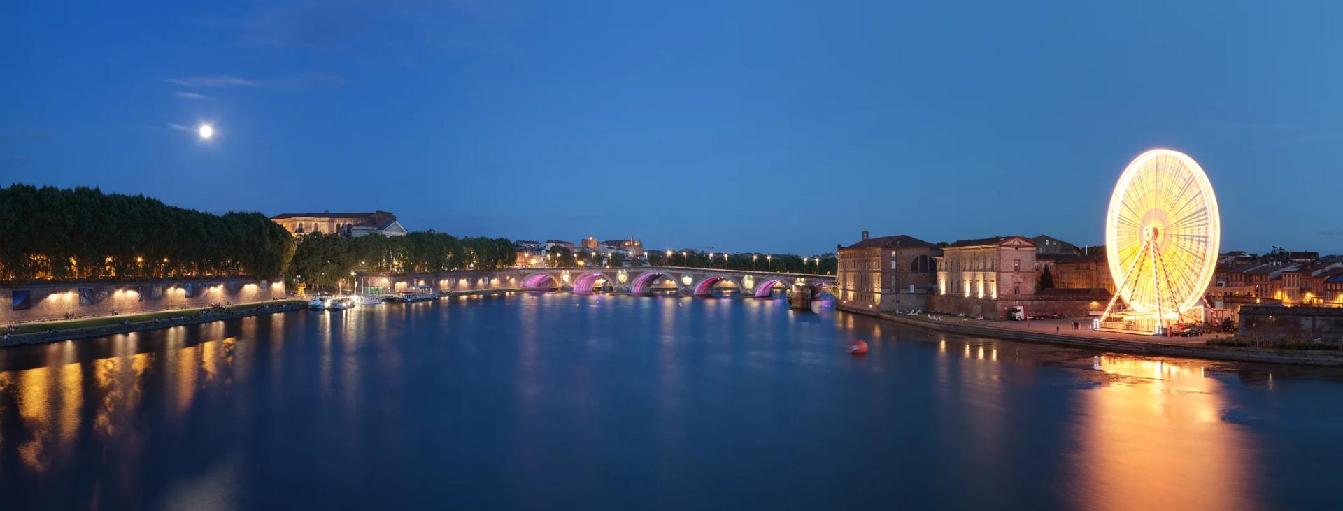 Toulouse et la Garonne vues du pont Saint-Pierre, à la nuit tombée.