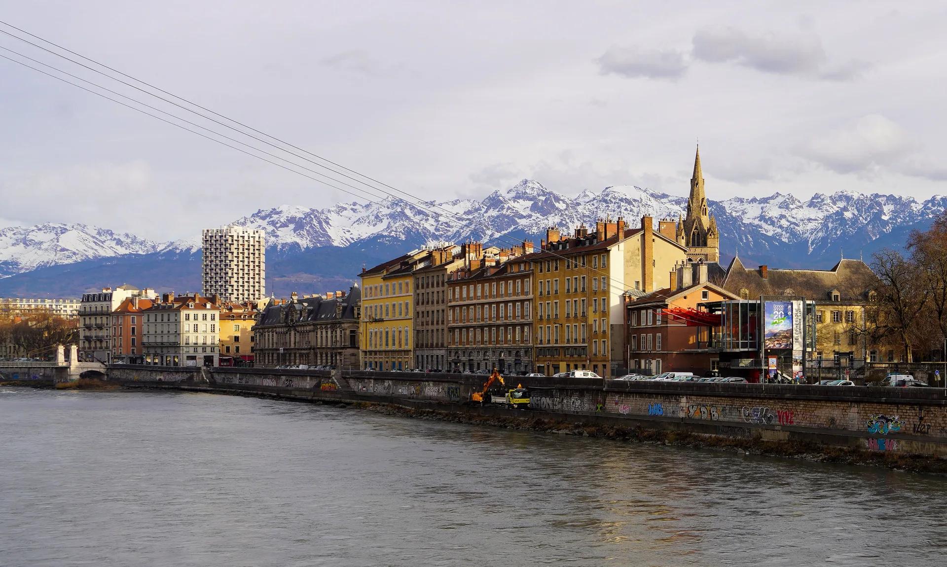 Grenoble, les quais de l'Isère et les massifs alpins en arrière-plan.