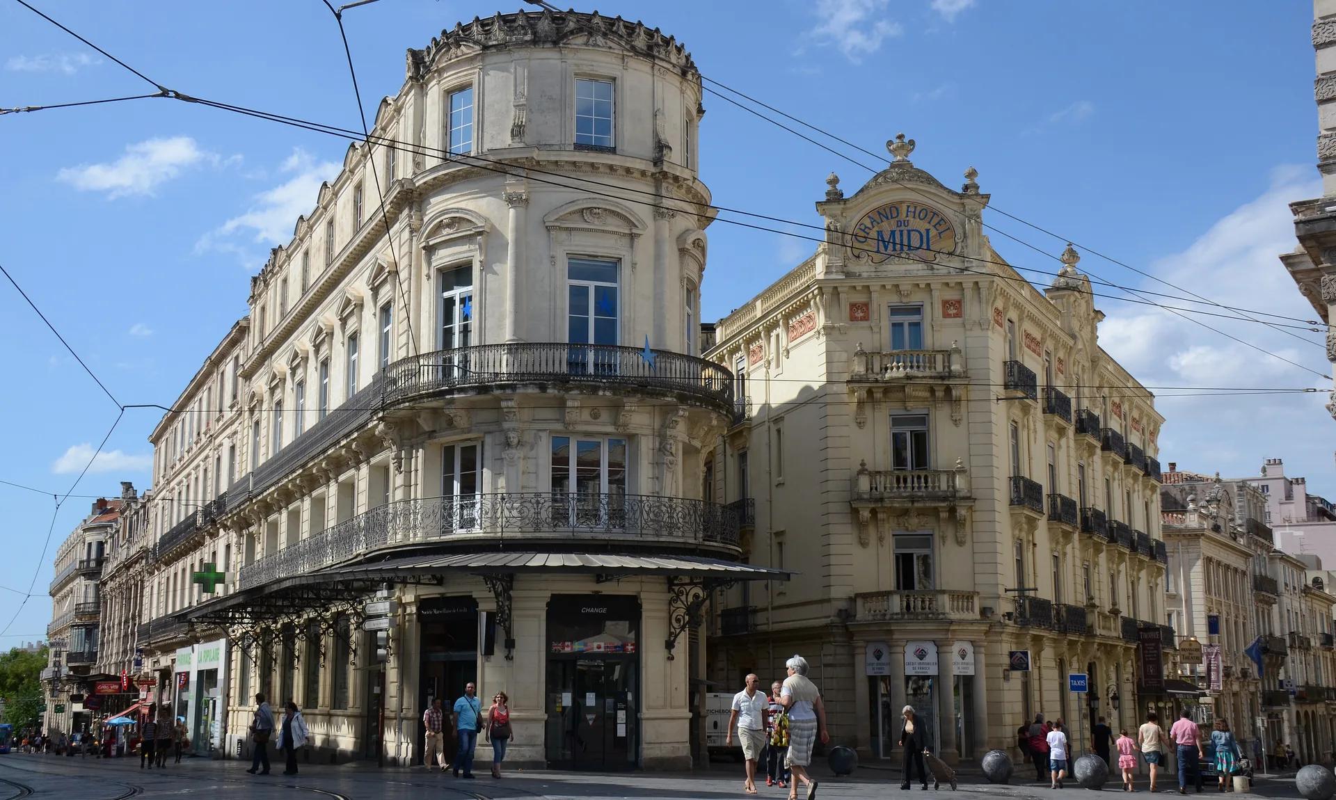 Un angle du centre de Montpellier, ses immeubles de pierre et les fils du tramway.