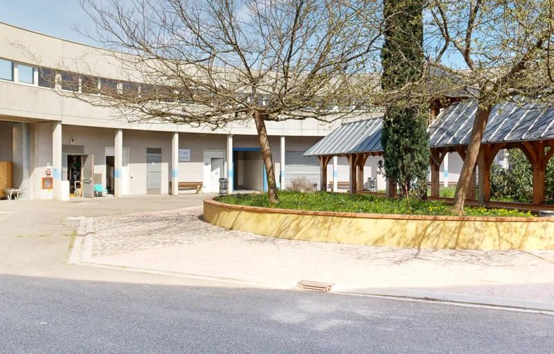 Courtyard of a BTP CFA Occitanie campus, low buildings around a tree