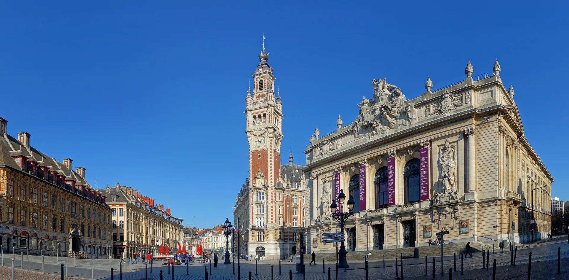 L'Opéra de Lille et le beffroi de la chambre de commerce, place du Théâtre.