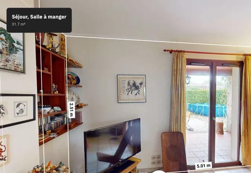 Une hauteur sous plafond et une longueur de mur mesurées dans la visite d’un séjour