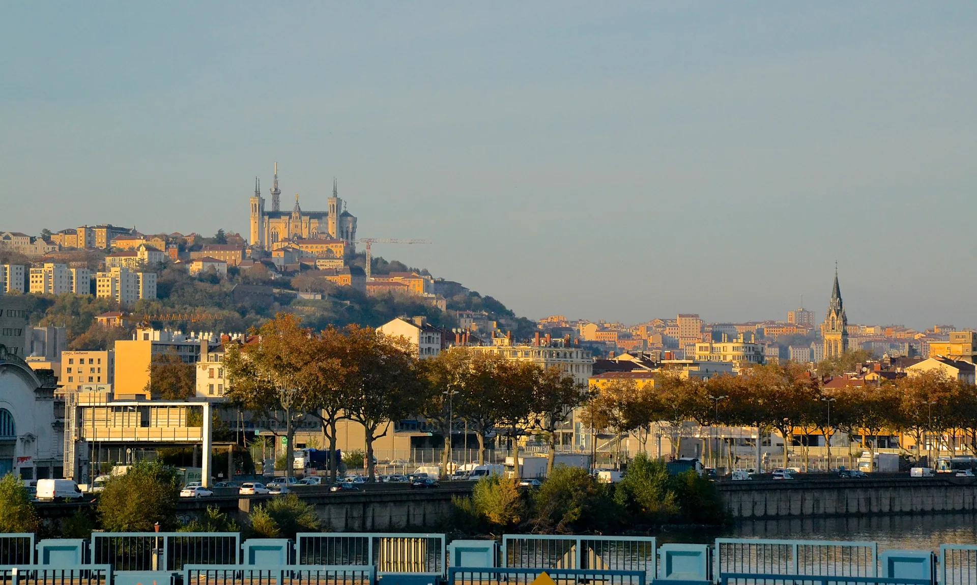 Lyon vue depuis la passerelle Raymond-Barre, la colline de Fourvière en arrière-plan.