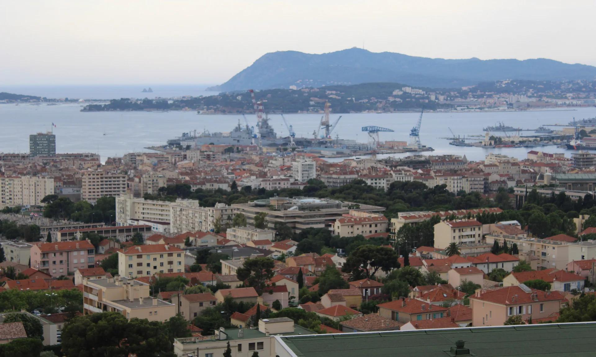 Toulon vue des hauteurs : la ville, son port et la rade.