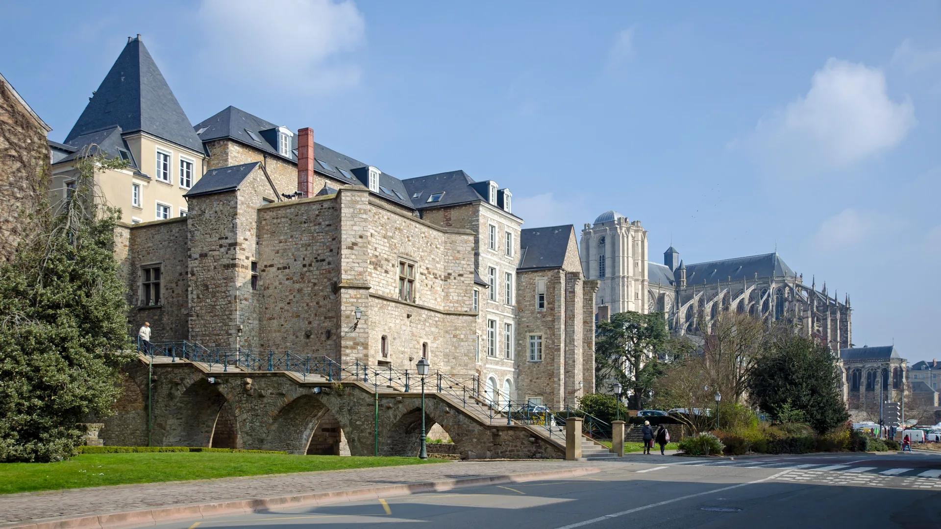 La cité Plantagenêt du Mans, ses façades anciennes et la cathédrale Saint-Julien.
