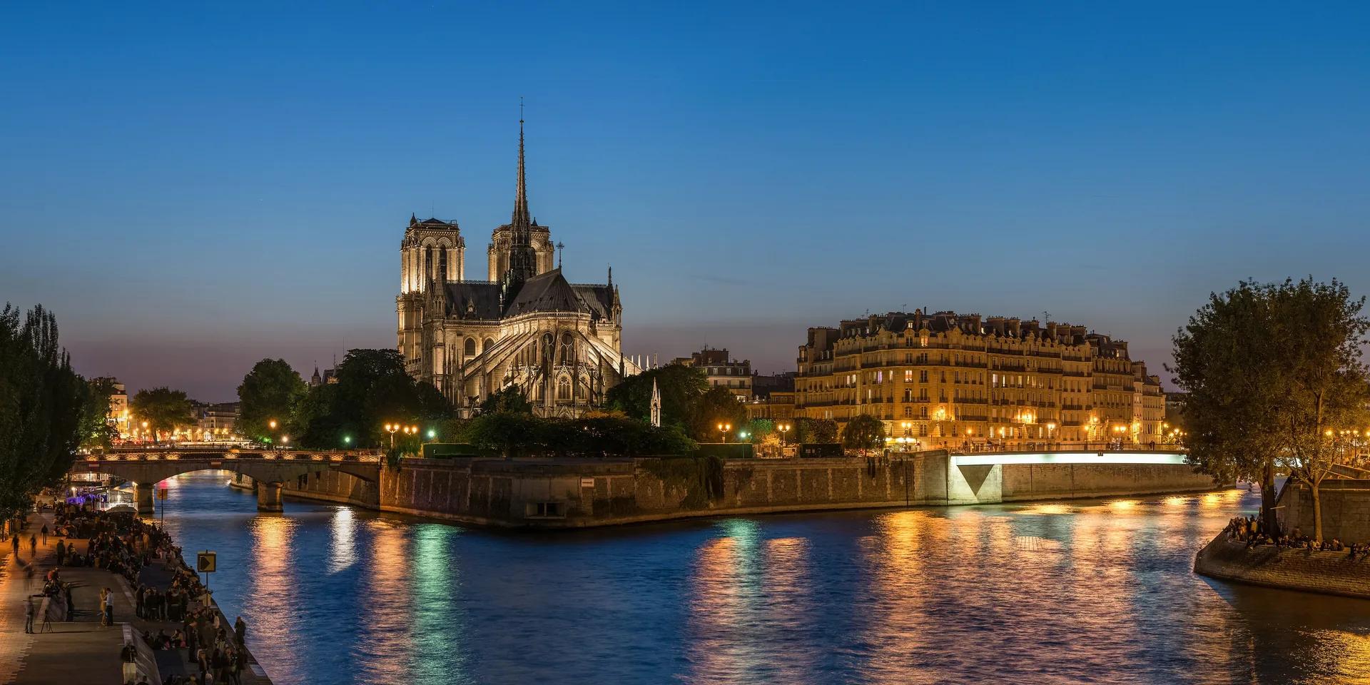 Notre-Dame de Paris et l'île de la Cité à la tombée du jour, depuis la Seine.