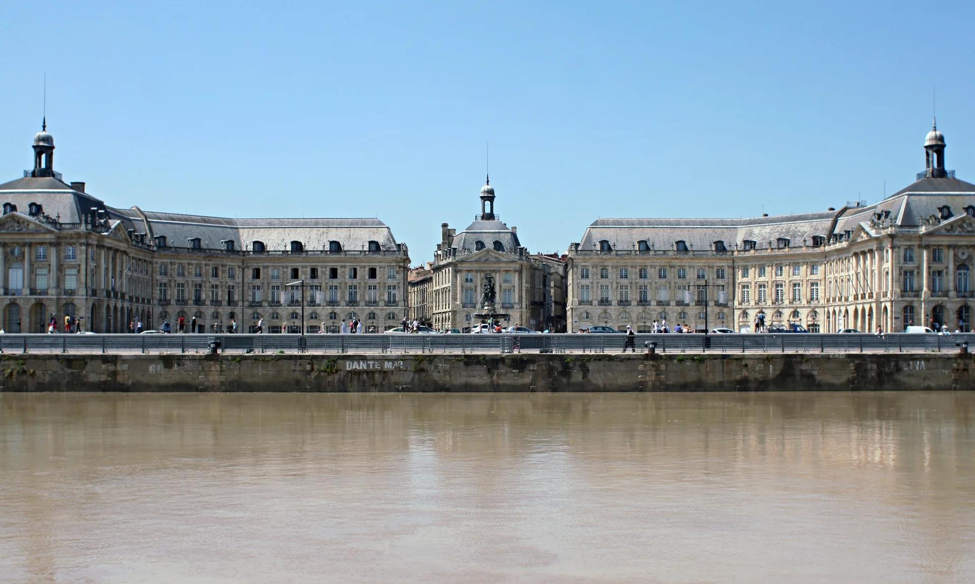 La place de la Bourse à Bordeaux, vue depuis la rive droite de la Garonne.