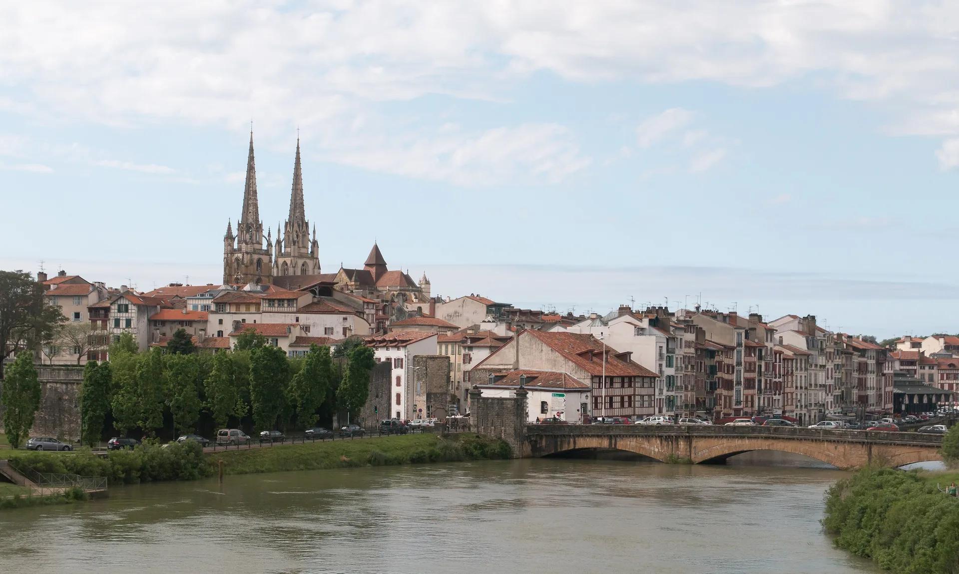 Grand Bayonne from the Nive: the quays, the colourful façades and the cathedral.