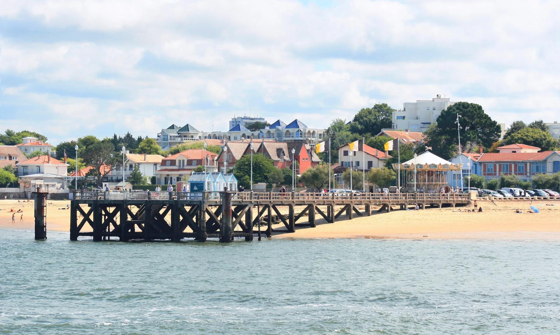 Le front de mer d'Arcachon vu du bassin : la jetée d'Eyrac, la plage et les villas.