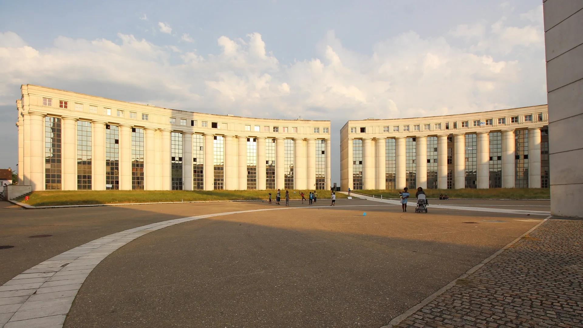 La place des Colonnes Hubert-Renaud, sur l'Axe majeur de Cergy.