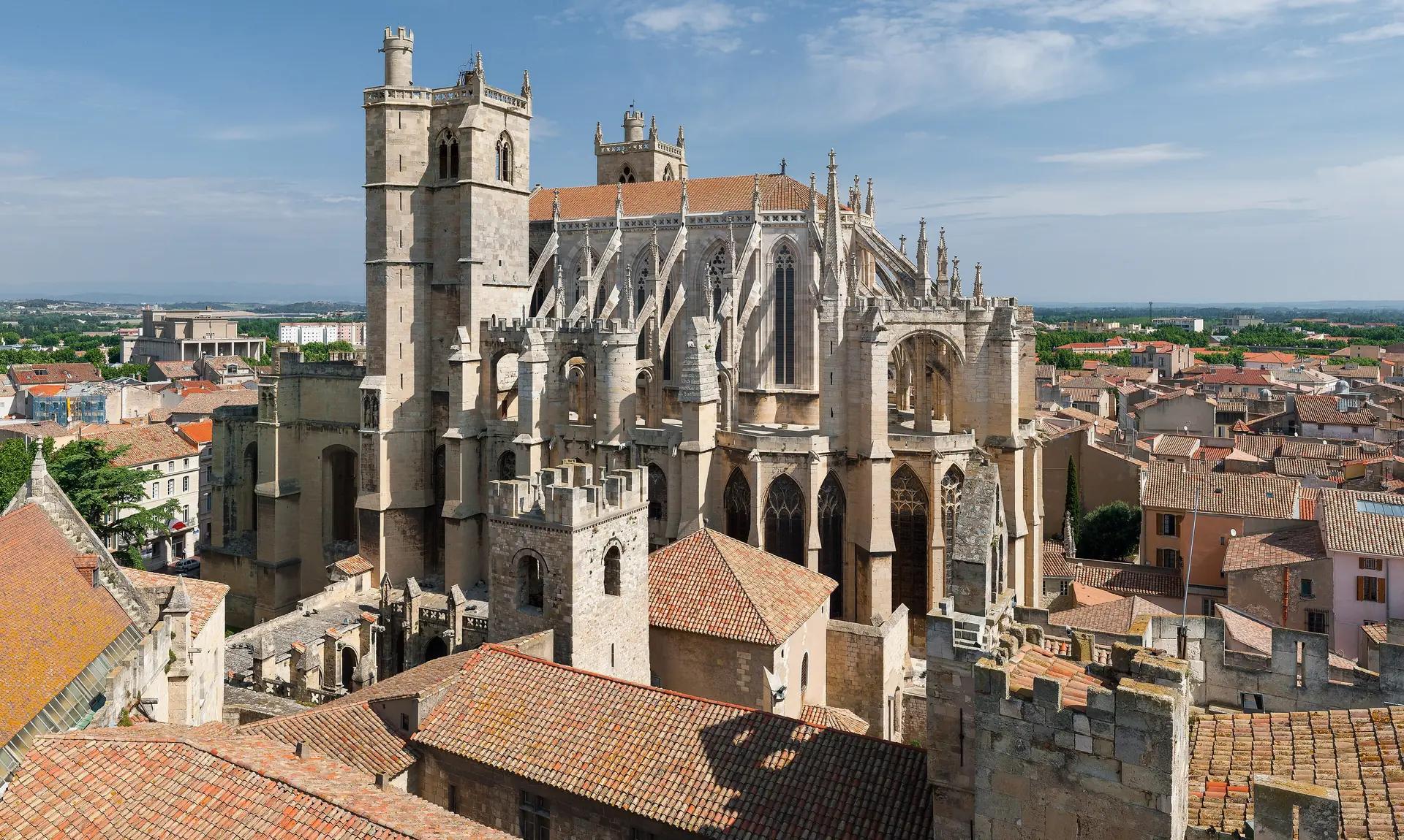 La cathédrale Saint-Just-et-Saint-Pasteur de Narbonne au-dessus des toits de la ville.