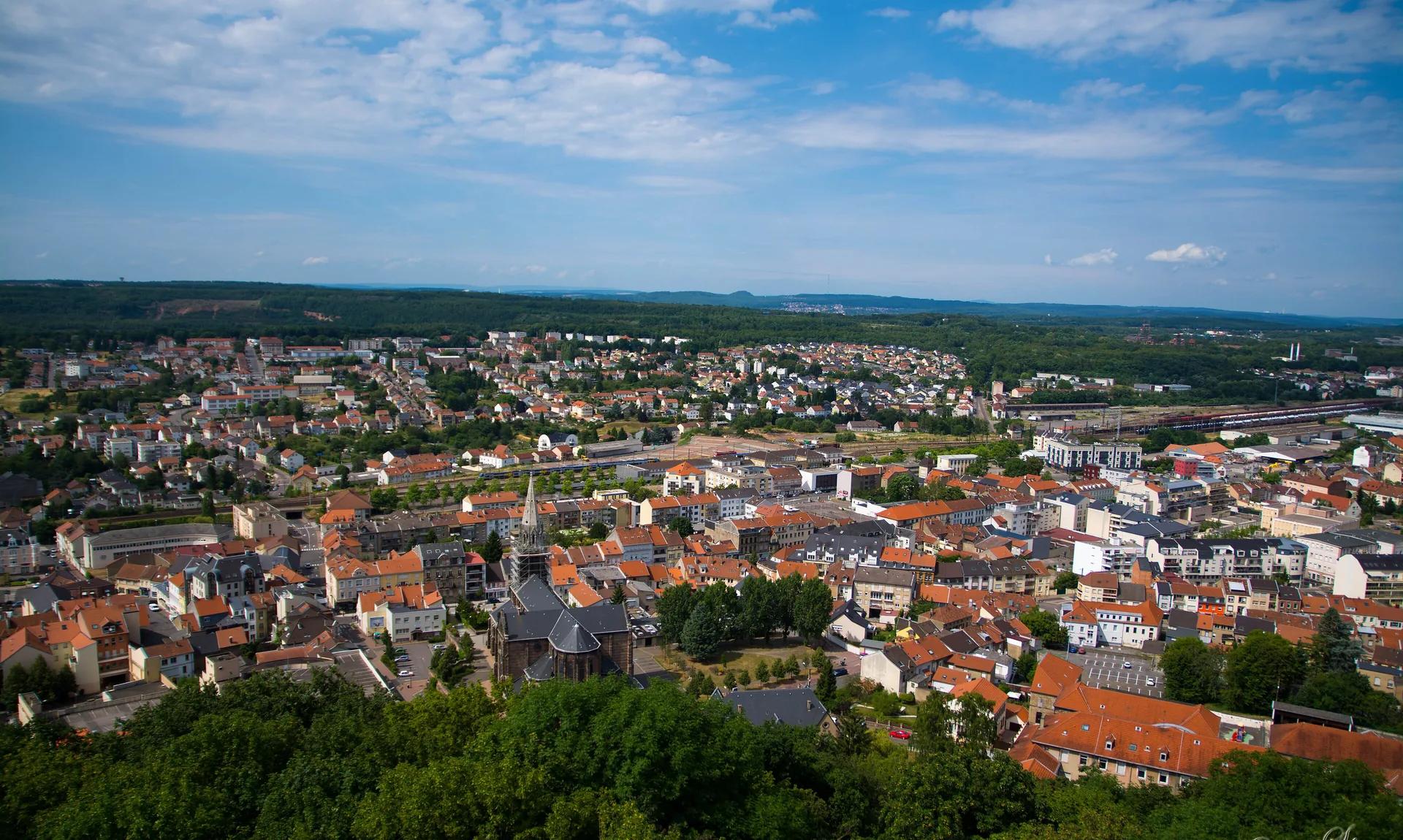 Forbach vue des hauteurs : les toits de la ville et la vallée.