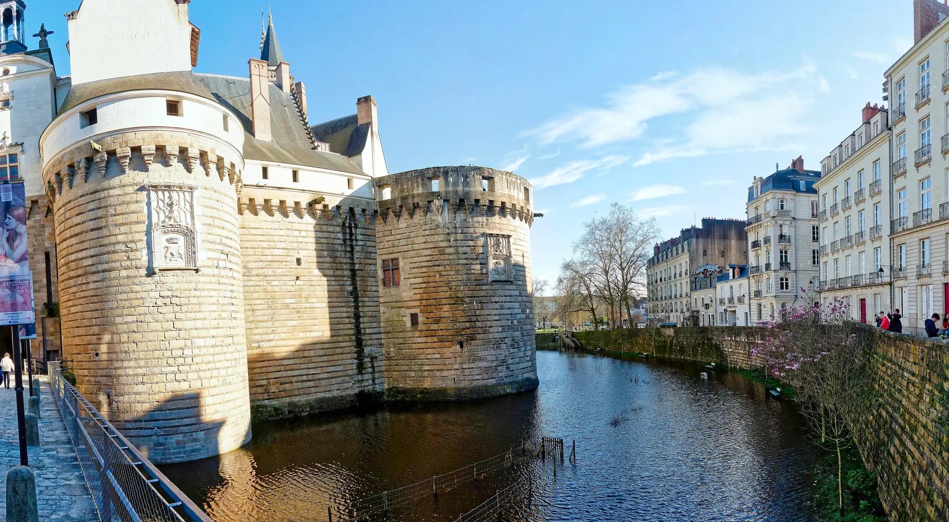 Le château des ducs de Bretagne à Nantes et ses douves en eau.