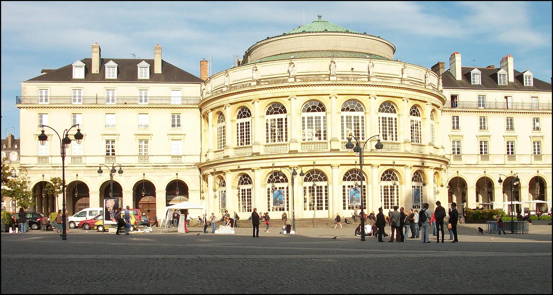 L'opéra de Rennes et la place de la Mairie en fin de journée.