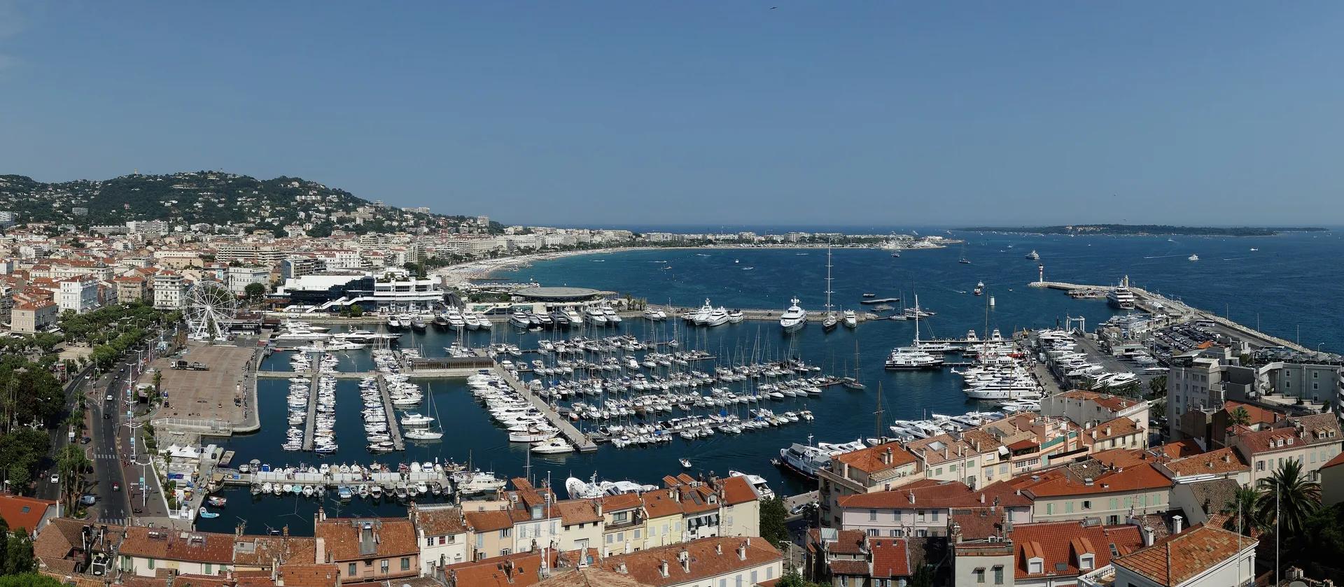 Le Vieux Port de Cannes et la colline du Suquet.