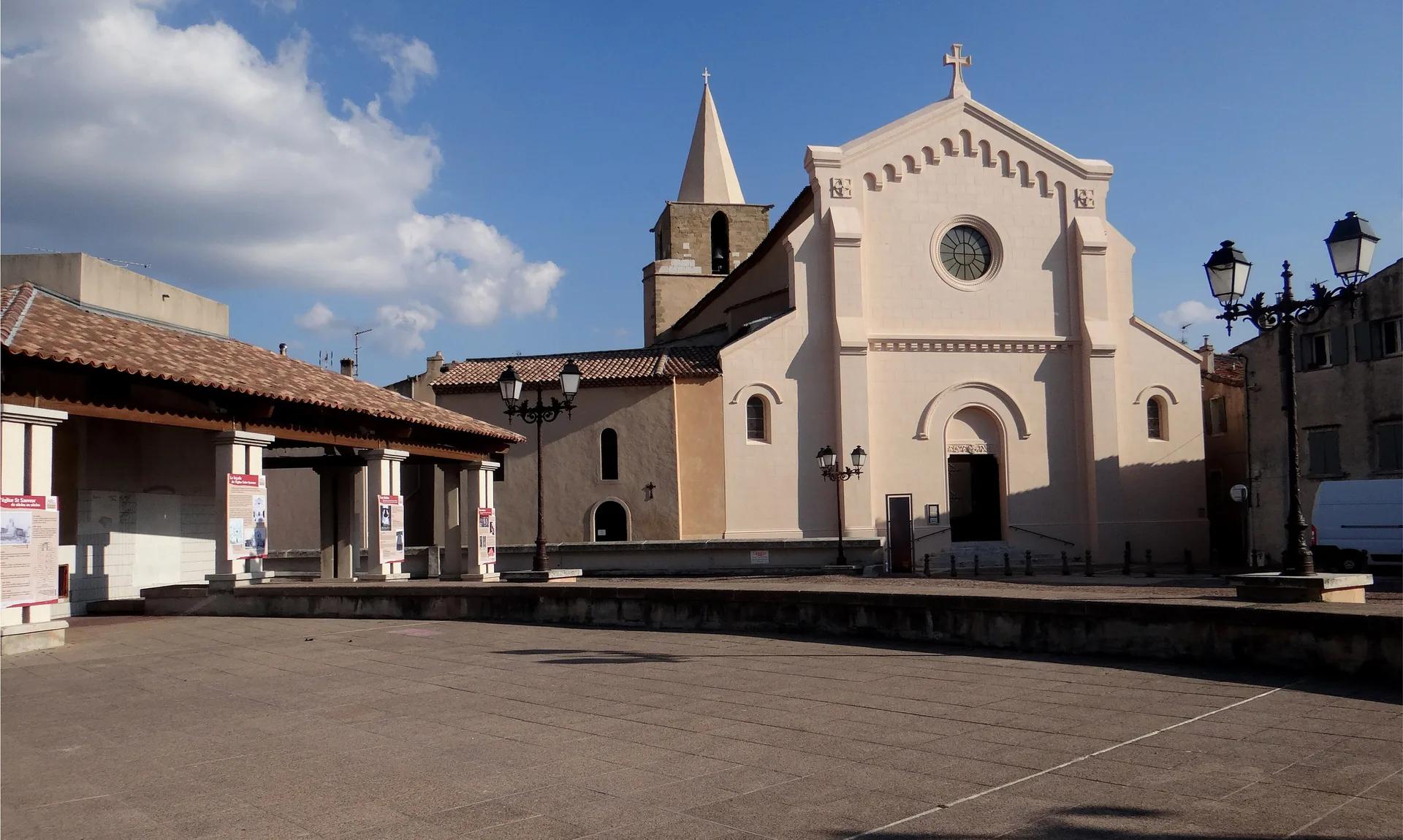 L'église Saint-Sauveur d'Aubagne et sa place.