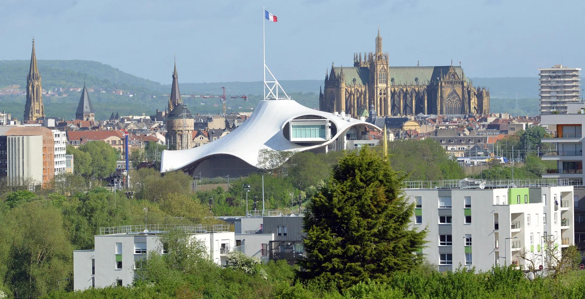 Metz : la cathédrale Saint-Étienne et le Centre Pompidou-Metz vus de l'entrée sud.