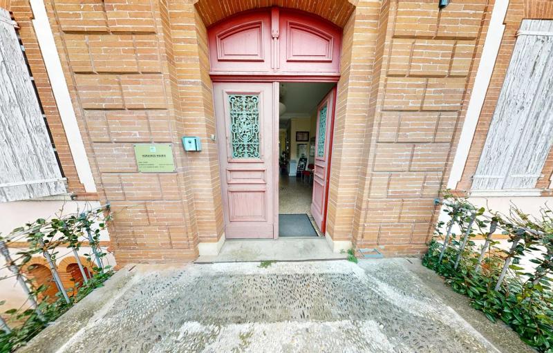 Front door of a pink-brick municipal building in Venerque