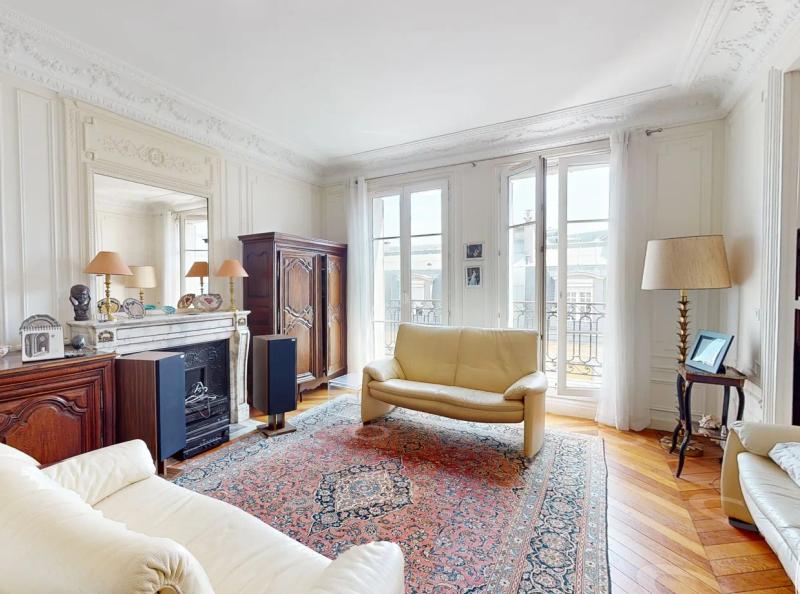 Living room of a Haussmann flat in a virtual tour, with its 30-day views panel: 154 views, 122 visitors