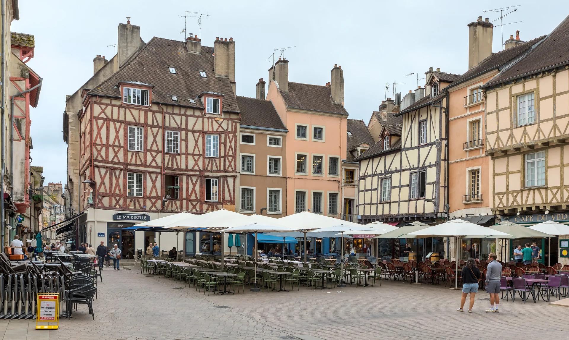 La place Saint-Vincent à Chalon-sur-Saône, ses maisons à colombages et ses terrasses.