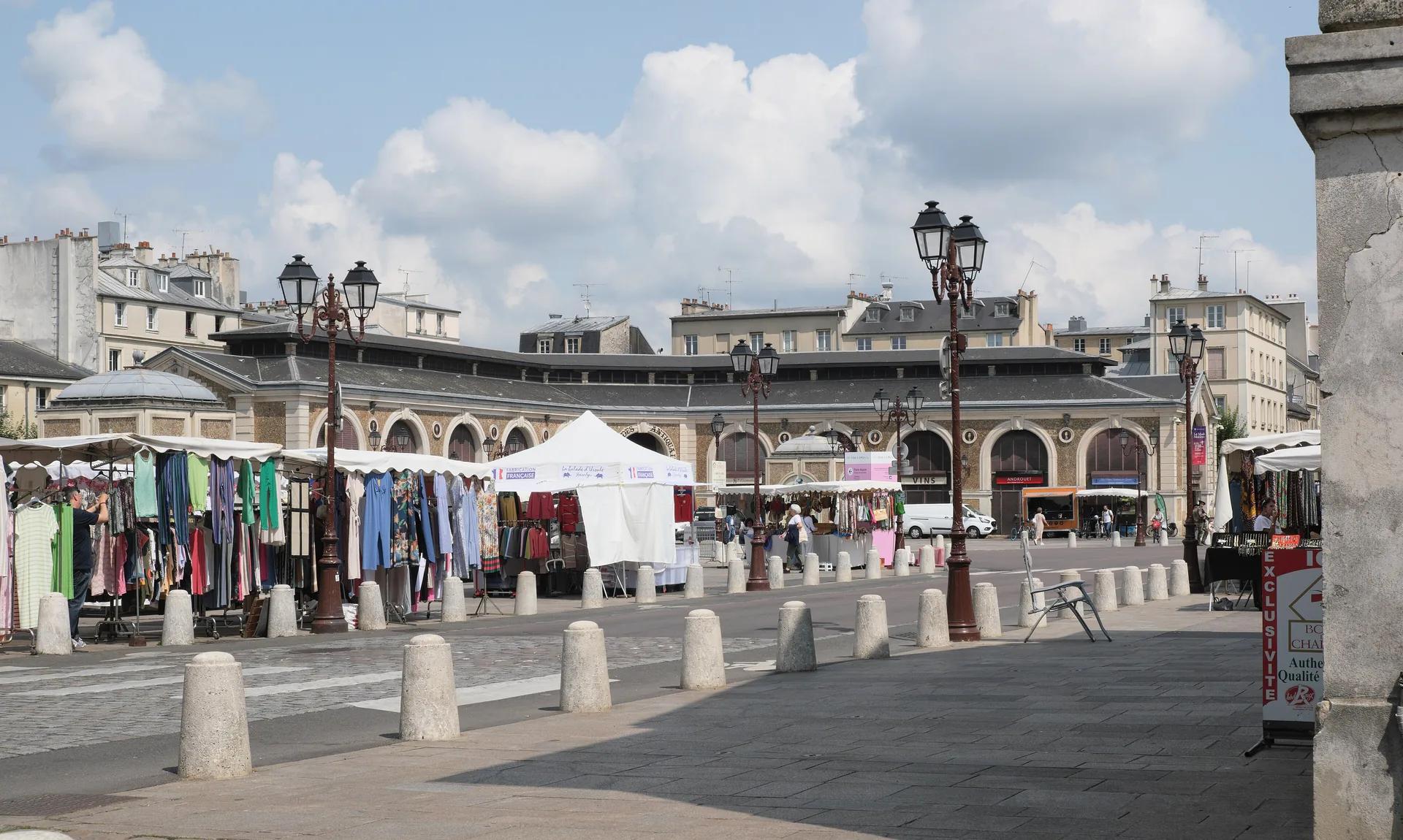 La place du Marché Notre-Dame à Versailles, un jour de marché.