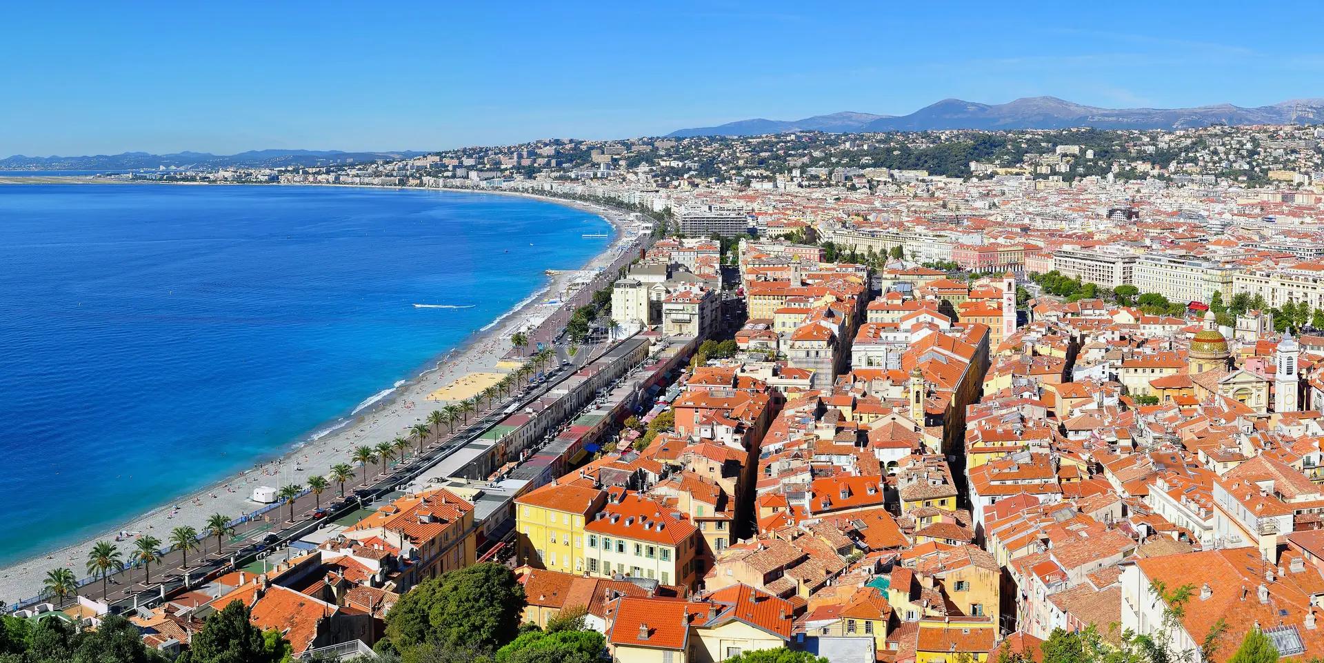 Nice : la promenade des Anglais, les toits du Vieux-Nice et la baie des Anges.
