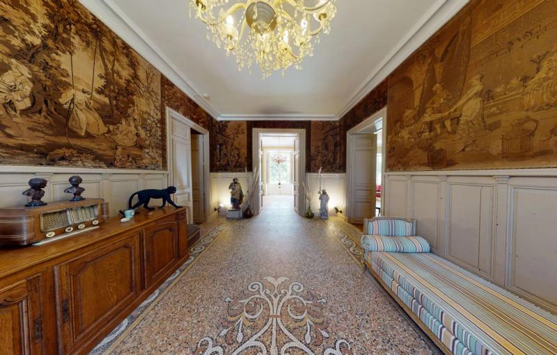 Gallery of Château Saint-Joseph, antique tapestries and a crystal chandelier