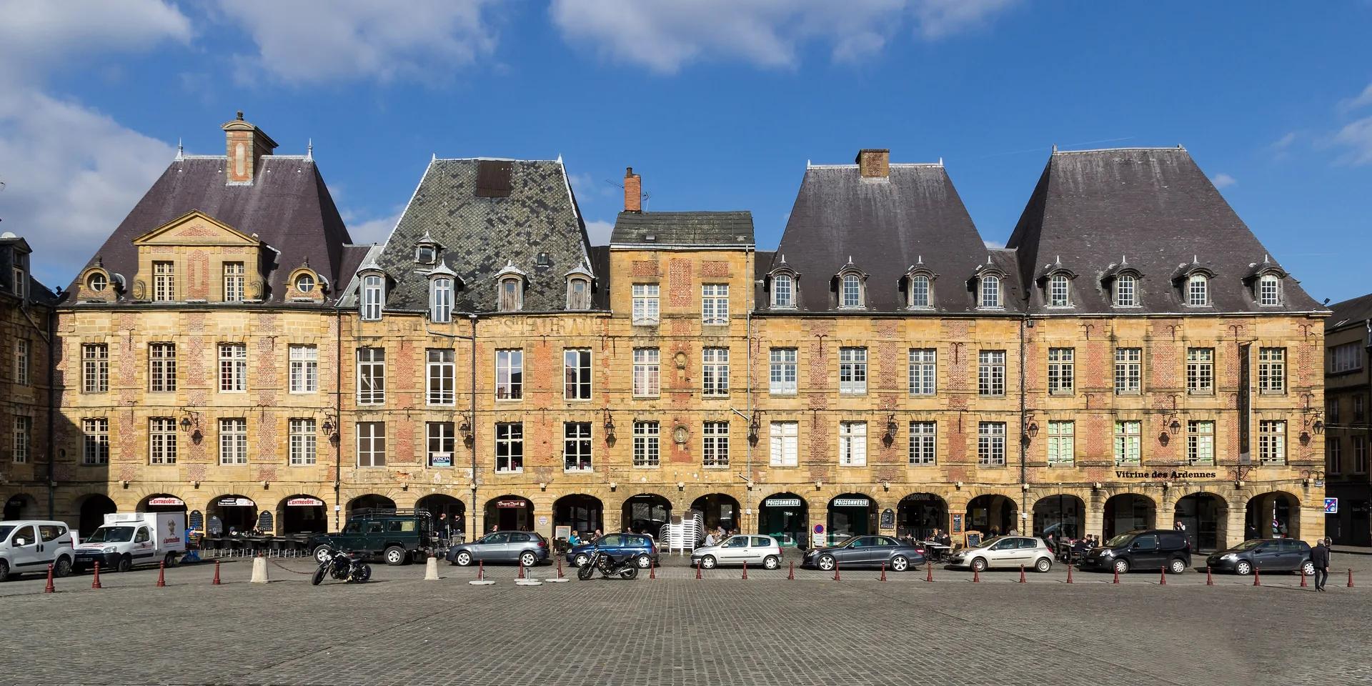 La place Ducale de Charleville-Mézières et ses façades de brique à arcades.