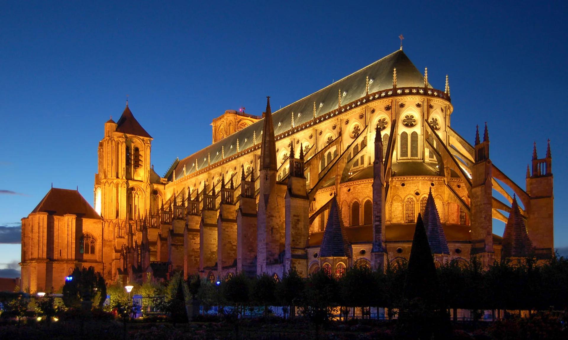 La cathédrale Saint-Étienne de Bourges éclairée à la nuit tombée.