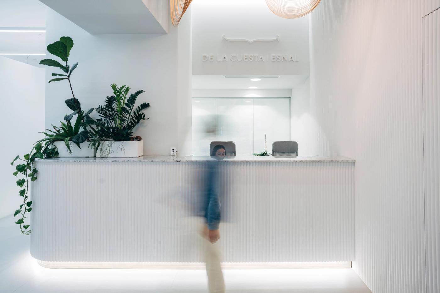 Interiorismo corporativo diseñado por BeNorth.Studio: espacio de trabajo con gráfica de marca aplicada