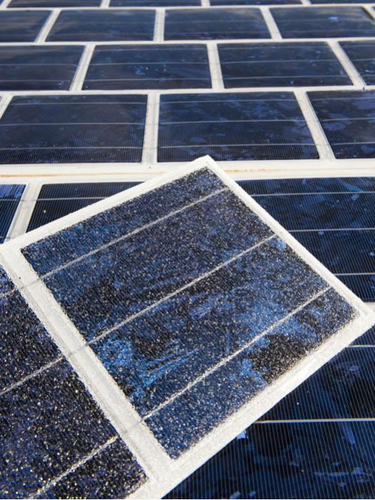encapsulamento das células fotovoltaicos policristalinas em uma resina especial encapsulamento das células fotovoltaicos policristalinas em uma resina especial