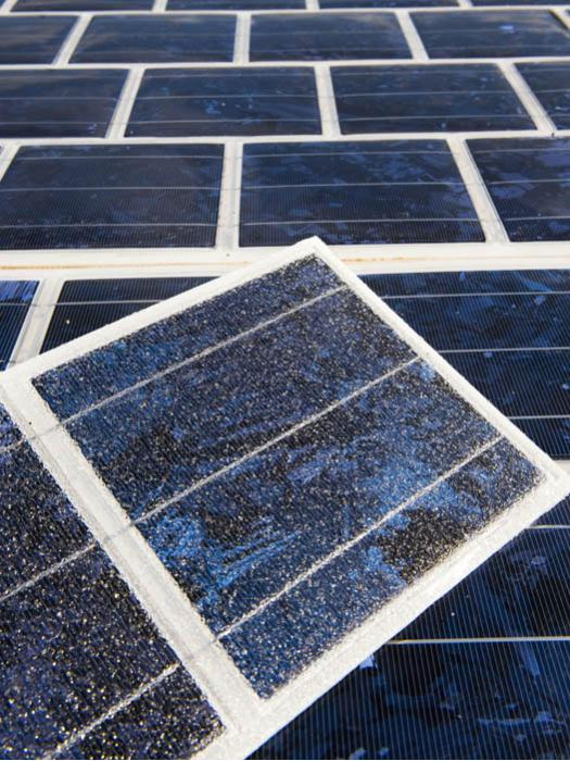 encapsulamento das células fotovoltaicos policristalinas em uma resina especial