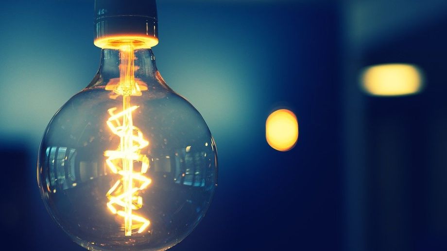 A lâmpada de 10W vai consumir mais energia que o chuveiro. A lâmpada de 10W vai consumir mais energia que o chuveiro.