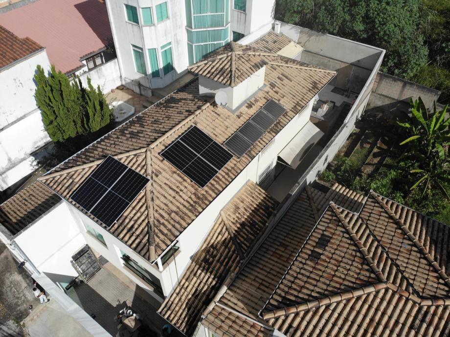 Telhado com aquecedor solar e sistema fotovoltaico