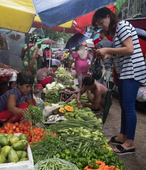 Busy traditional market in central Yangon