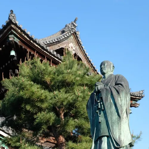 Statue inside Niou mon Temple