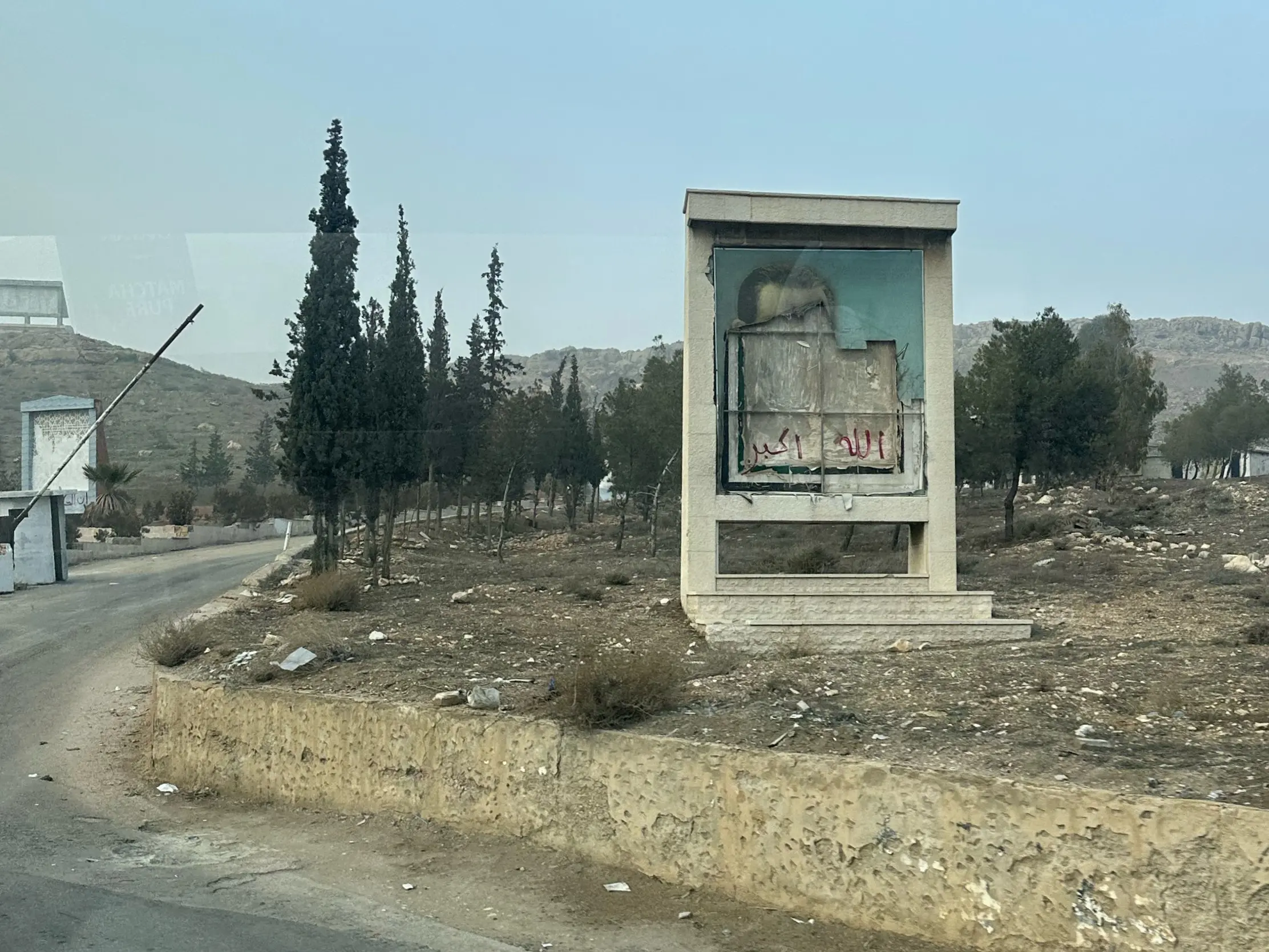 Assad's smashed face close to the border