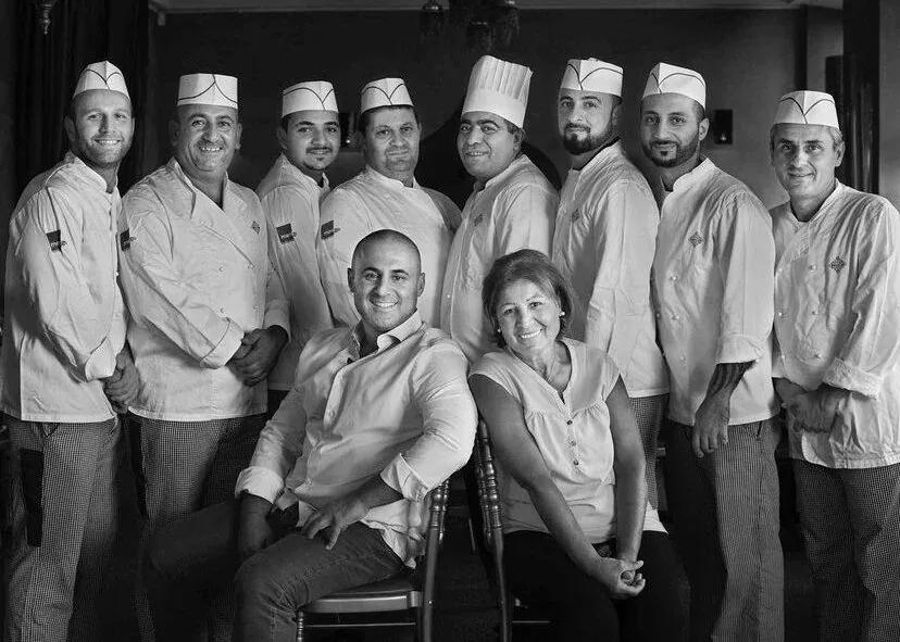 Familjen och köksteamet bakom Beirut Café