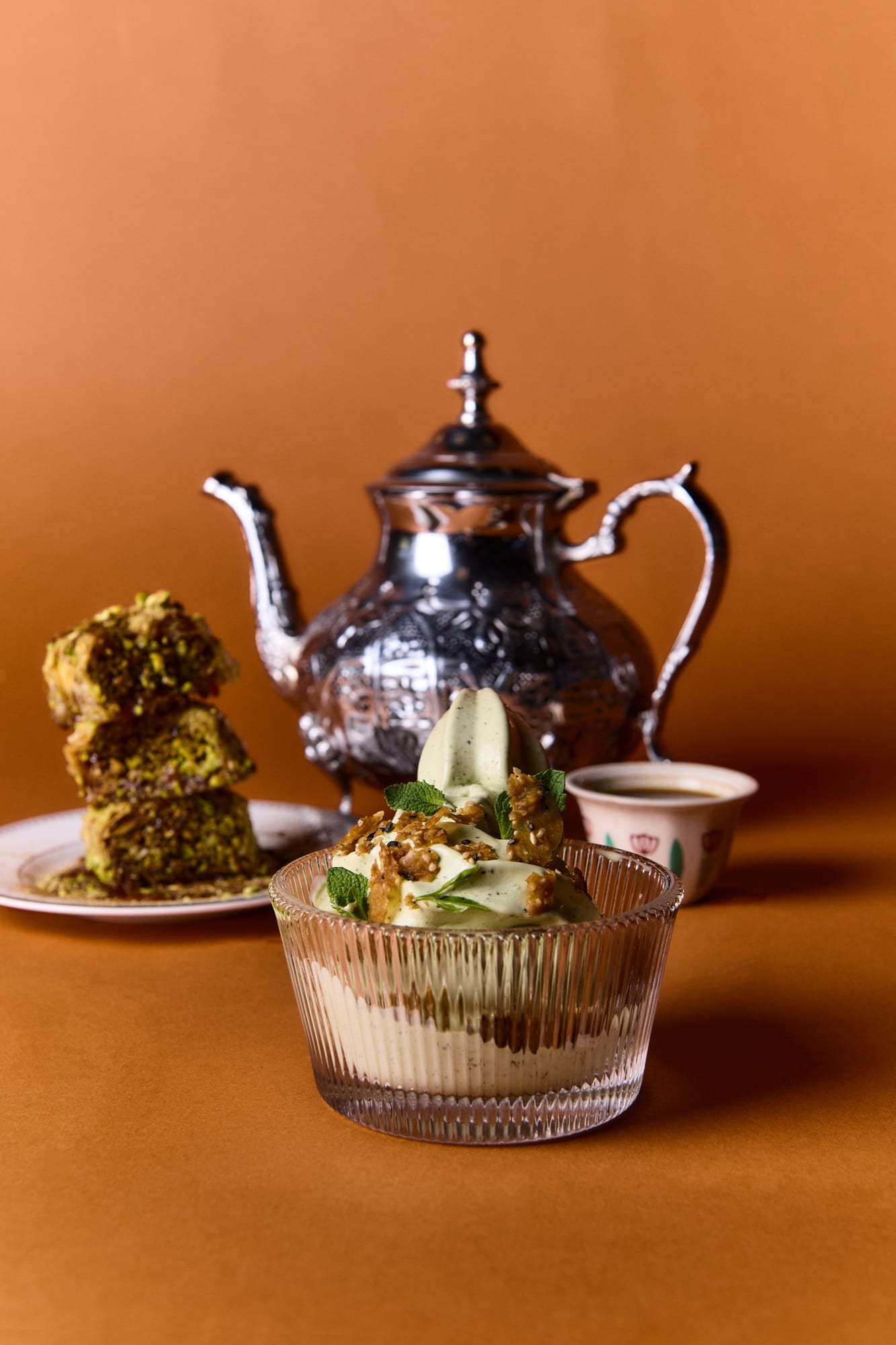 Pistageglass i glas med silverkanna och baklava på Beirut Café
