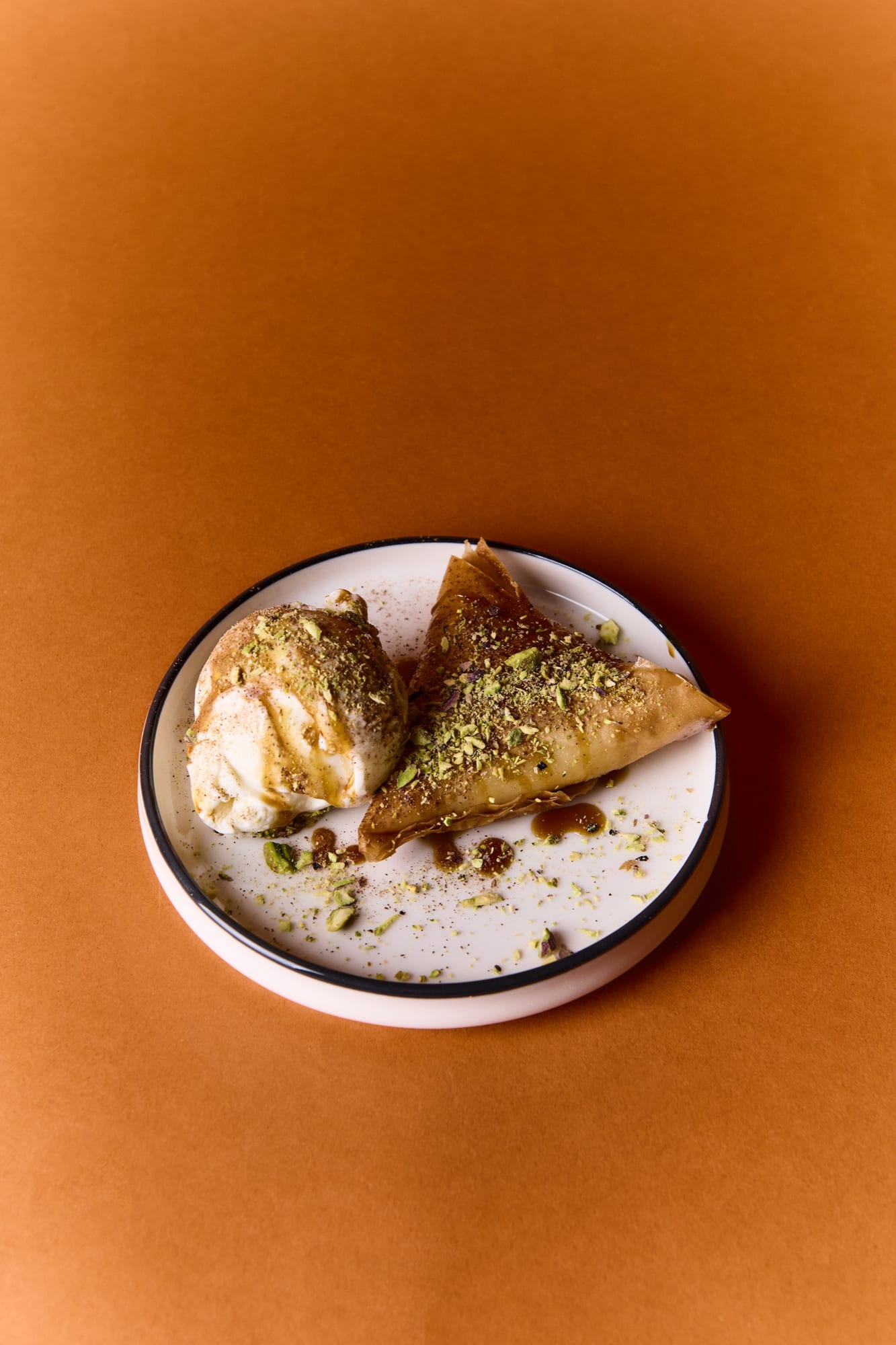 Filodegsbakelse med vaniljglass och pistage, dessert i Stockholm