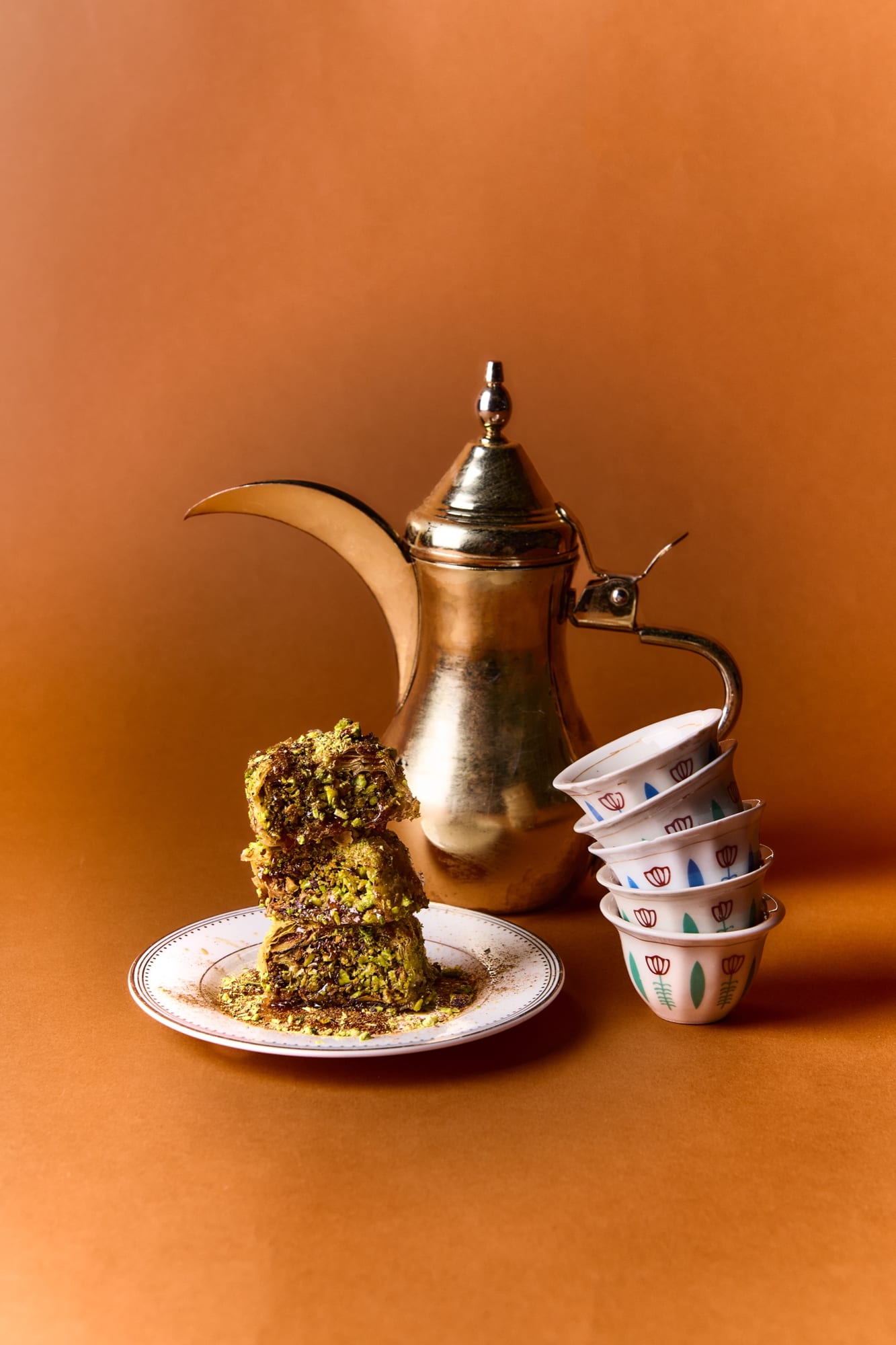 Baklava med arabiskt kaffe i mässingskanna på Beirut Café