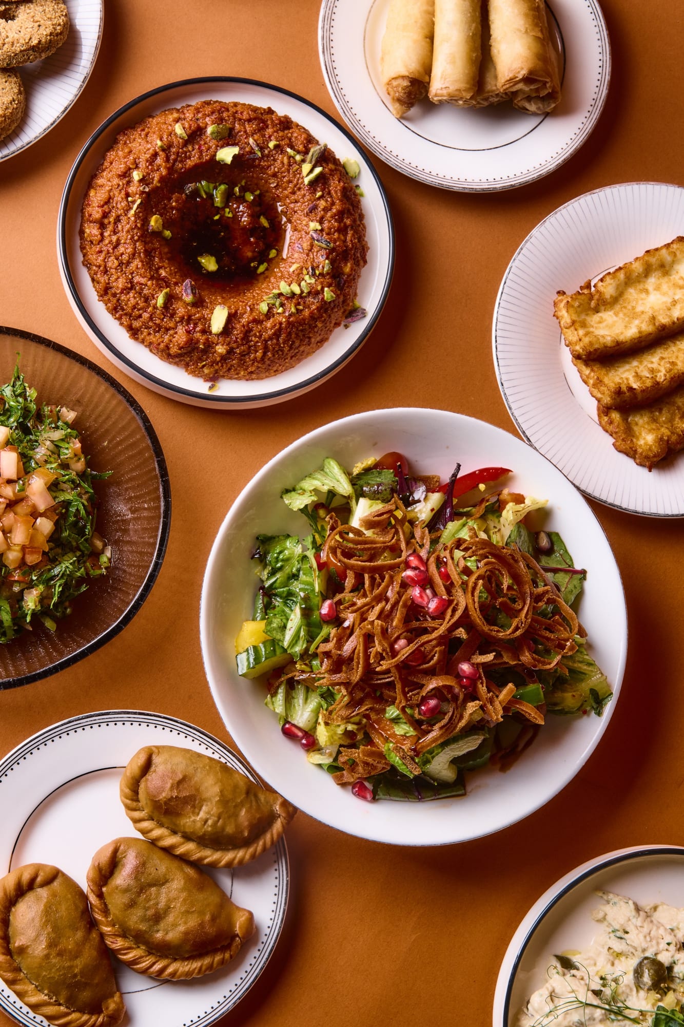 Bord med fattoush, halloumi och sambosek i Stockholm