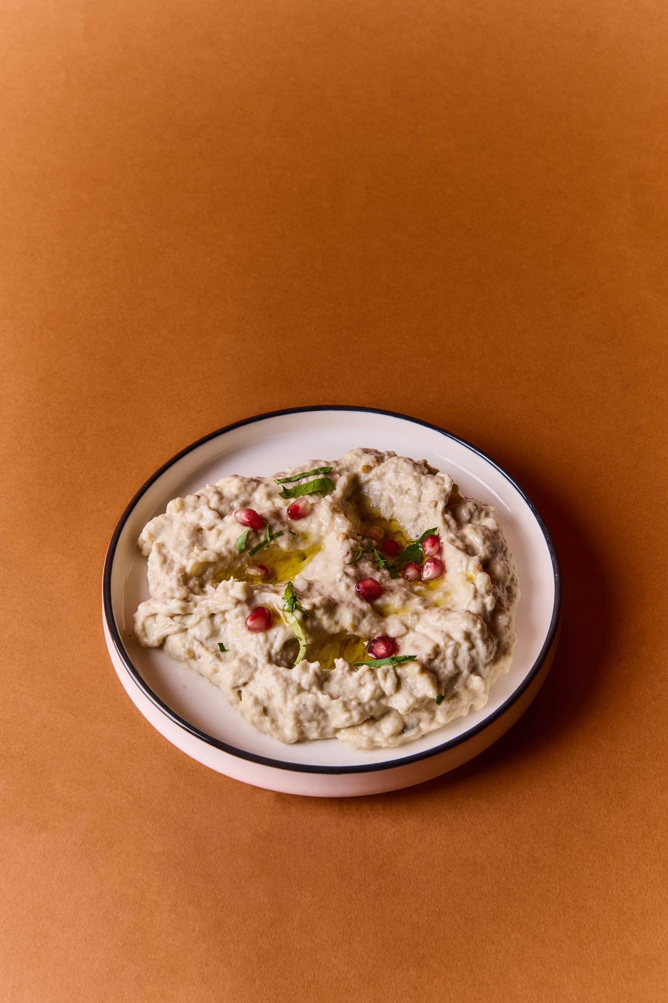 Baba ghanouj med granatäpple och olivolja, libanesisk meze