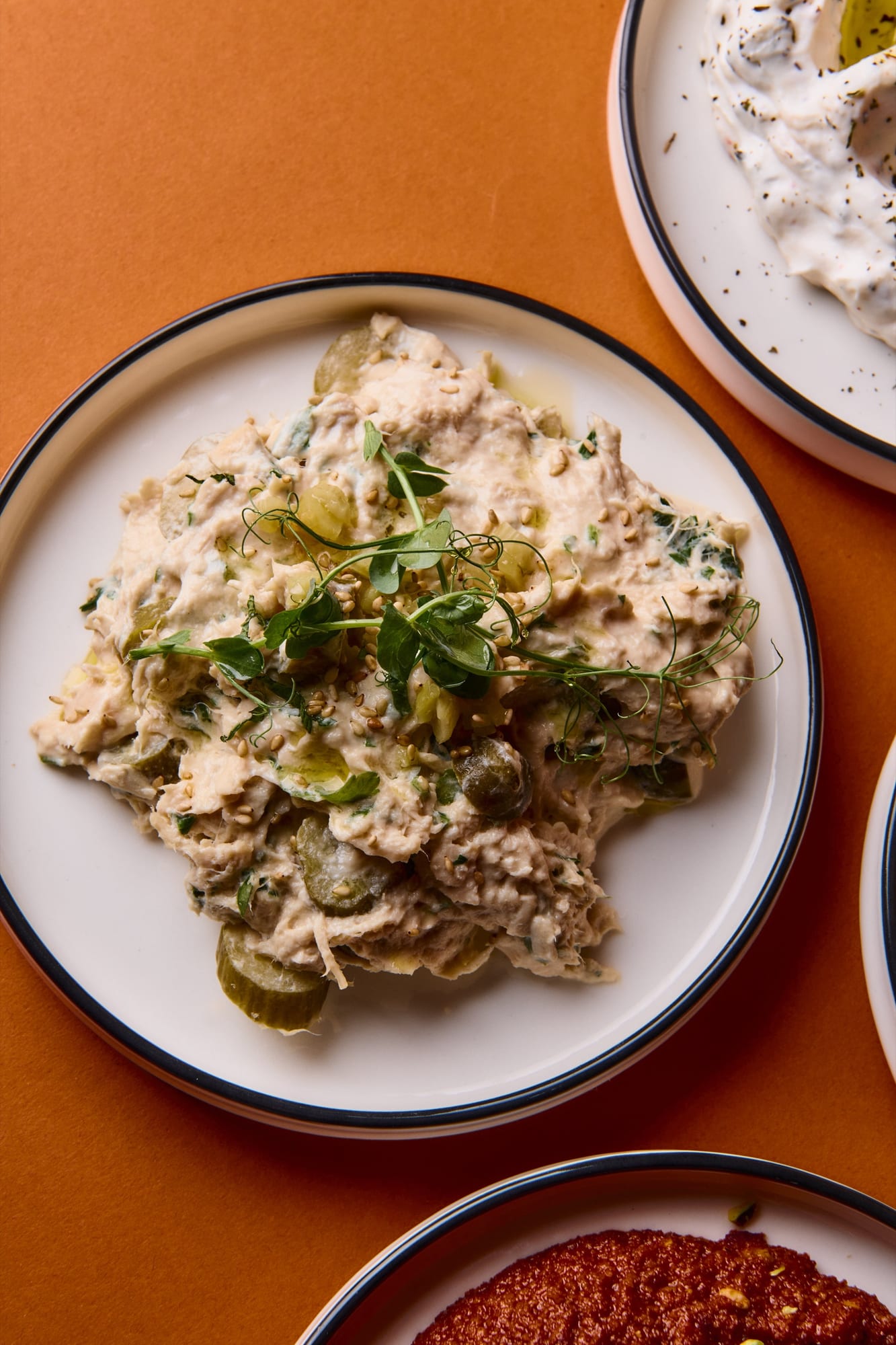 Krämig kycklingröra med inlagd vildgurka och sesam, meze