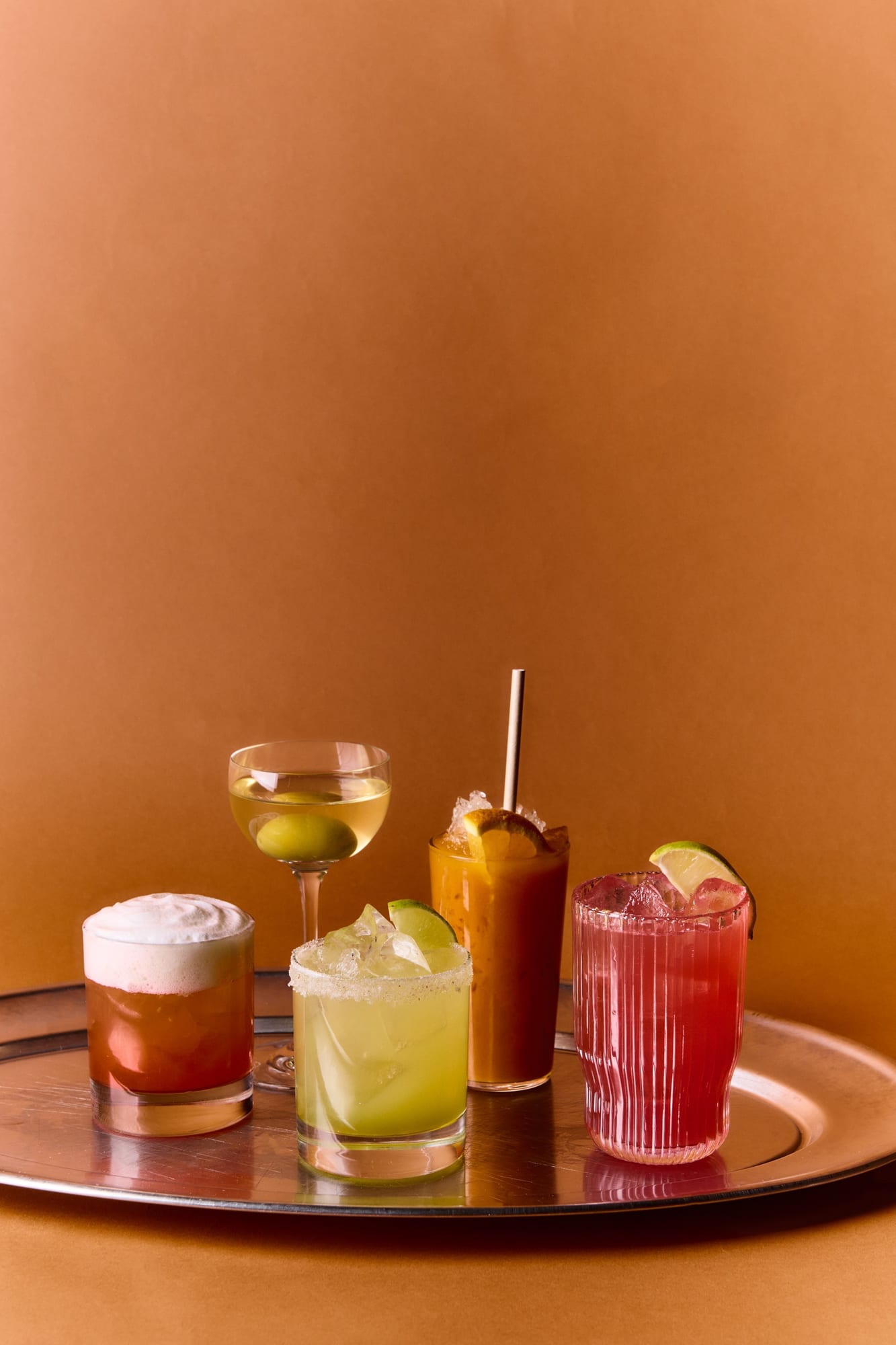 Fem färgglada cocktails på bricka, drinkar i Östermalms Saluhall