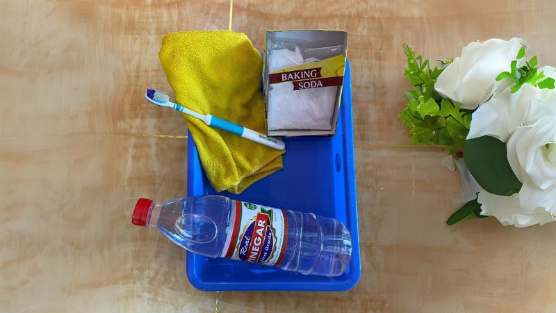 How to Clean a Top-Loading Washing Machine- tools- White vinegar, Baking soda, Microfiber cloth